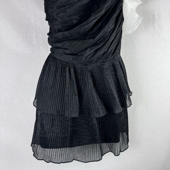 Elliatt Merriment Black White Rosette One Shoulder Pleated Mini Dress Sz Small - Picture 8 of 9